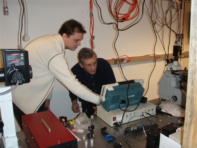 Del Mar Photonics team member Sergey Tenyakov explains to Francisco Bezanilla from the Department of Biochemistry and Molecular Biology the University of Chicago capabilities of Pismo pulse picker.